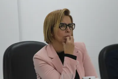Imagem ilustrativa da imagem Mara Boca Aberta escapa de cassação em julgamento de 11 horas