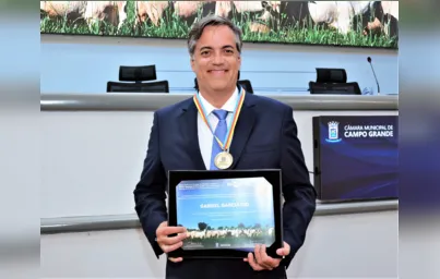 Imagem ilustrativa da imagem Presidente da ABCZ recebe a medalha comemorativa aos 50 anos da Embrapa