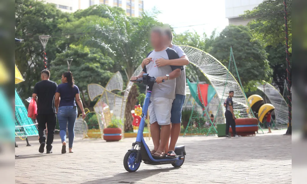 Utilizar o patinete em dupla, cena comum em Londrina, contraria as regras, como veículo de micromobilidade o patinete foi desenvolvido para suportar só uma pessoa em deslocamento