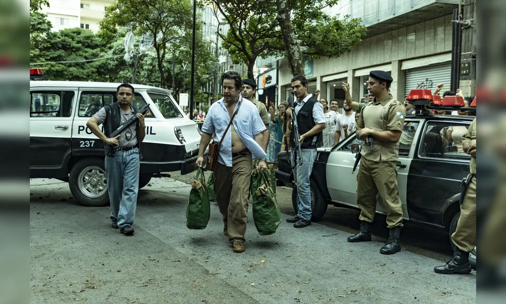 Murilo Benício interpretando o repórter Paulo Ubiratan num momento crucial do filme: a saída dos reféns e assaltantes da agência do Banestado