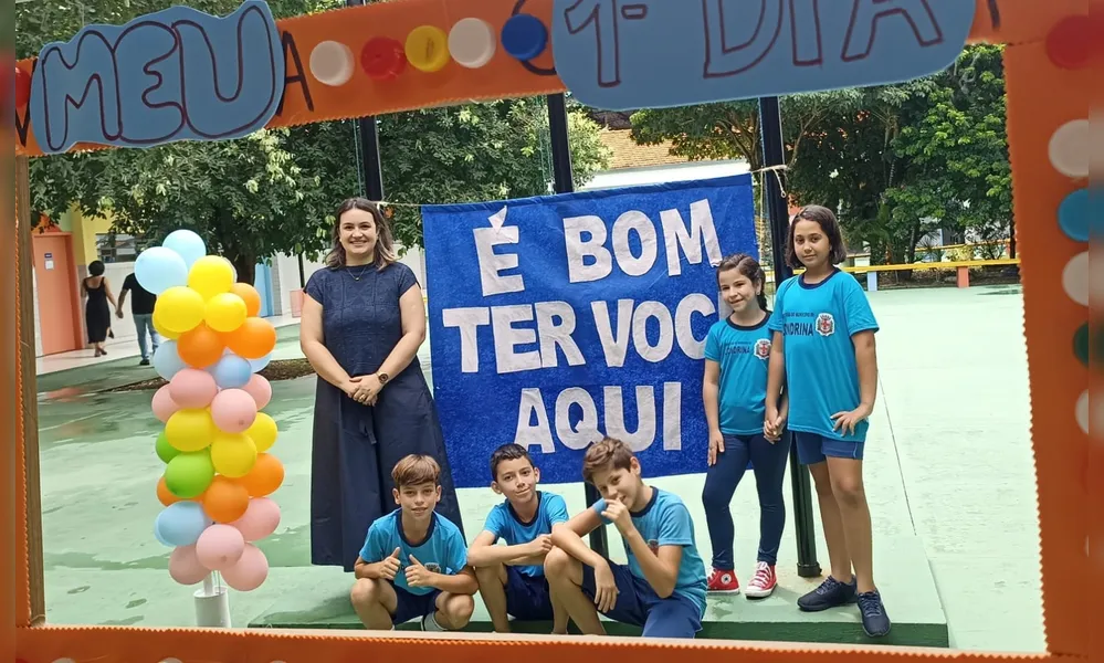 E.M. Maestro Roberto Pereira Panico, na região leste de Londrina: a diretora Thatiane Verni Lopes com os alunos do quinto ano que comemoram a ótima qualidade de ensino