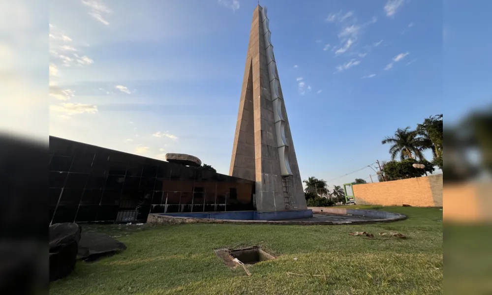 Imagem ilustrativa da imagem Praça Tomi Nakagawa acumula lixo, vandalismo e abandono em Londrina