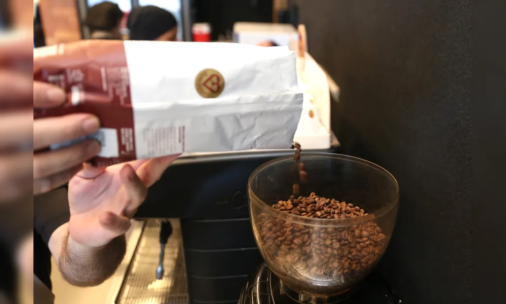 A demanda aquecida por café obriga safras cada vez maiores nos centros produtores, em especial o Brasil, maior fornecedor global da matéria-prima