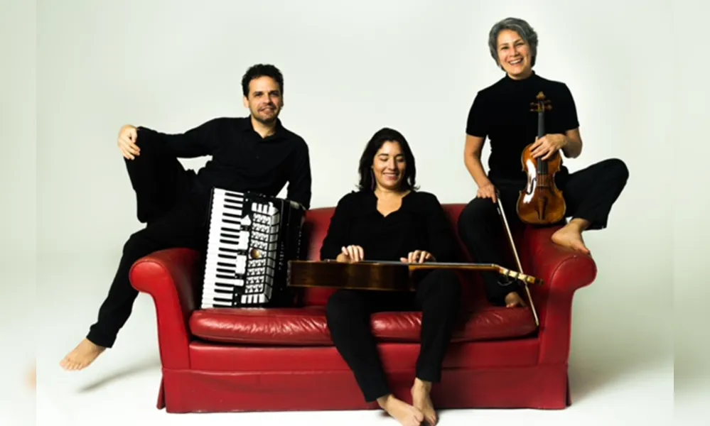 Trio Iroko: mistura de gêneros latino-americanos numa atmosfera multissensorial