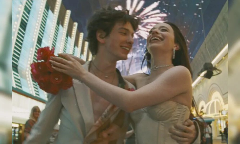 Ivan (Mark Eydelshteyn) e Anora (Mikey Madison) vivem conto de fadas às avessas em 'Anora'.