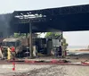Carreta pega fogo em posto de combustíveis em Londrina