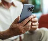 Como um idoso pode se tornar um menino lidando com o celular