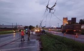 Carreta tomba, derruba poste e deixa moradores sem energia