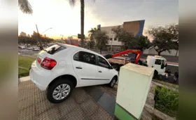 Carro precisa ser içado após ficar enroscado na escadaria do PAI