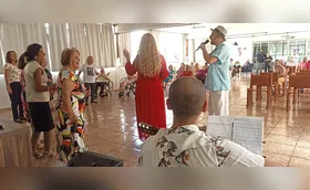 Cena musical em Londrina: idosos no palco e na plateia