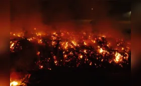 Incêndio de grandes proporções destrói materiais no PEV do Vista Bela