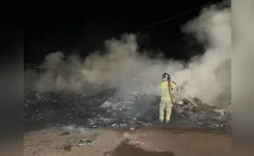 Incêndio destrói materiais recicláveis a poucos metros do PEV do Vista Bela