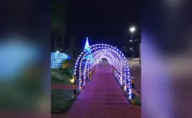 Linda decoração natalina na rua Villa Lobos