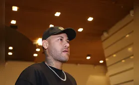 Neymar mostra treino com bola e diz que "está perto de voltar"