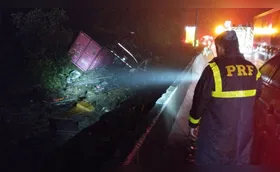 Nove pessoas morrem em acidente entre van e carreta no PR