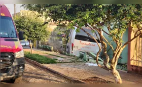 Ônibus desgovernado invade casas na zona norte de Londrina e uma passageira morre