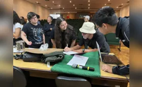 Palestra na UEL prova que fascínio pelos dinossauros não tem idade