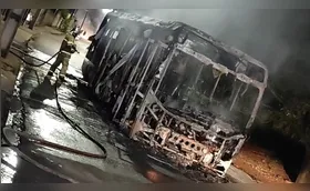 Protestos acabam com ônibus incendiados e cidade sem transporte coletivo