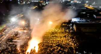 Incêndio de grandes proporções atinge pátio de veículos da Polícia Civil na zona oeste de Londrina