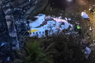 Avião da companhia Voepass  caiu em um condomínio, em  Vinhedo