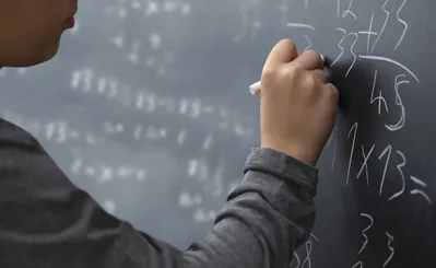 A pontuação média alcançada pelos alunos brasileiros é a mesma indicada como sendo a que corresponde à marca mínima de conhecimentos