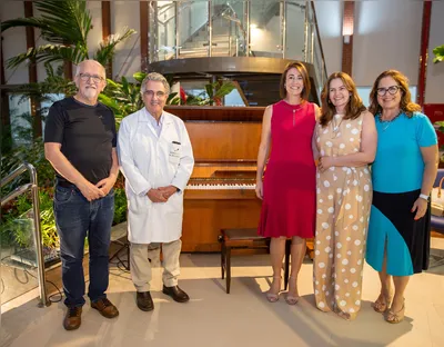 O oftalmologista William Procópio , o chefe da Hemoiscal, Dr. Milton Neves,a superintendente da Santa Casa, Ana Paula Cantelmo Luz ,a gestora do Serviço de Hemodinâmica, Angélica Caproni e a presidente da AML, Rosana Nechar