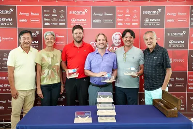 Entrega de prêmios aos campeões do torneio de trincas: Rodolfo Fuganti, Don Kennedy e Fernando Carrara no centro e os diretores do Royal Golf, Milton Ogawa, Denise Scarpin e Luis Carlos Miguita.