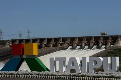 Foz do Iguaçu (PR), 02/01/2025 – Vista da hidrelétrica de Itaipu Binacional, a hidrelétrica foi criada em 26 de abril de 1973 e regida em igualdade entre Brasil e Paraguai.
A usina está localizada no Rio Paraná, no trecho de fronteira entre o Brasil e o Paraguai, 14 km ao Norte da Ponte da Amizade, nos municípios de Foz do Iguaçu, no Brasil, e Hernandarias, no Paraguai. 
Foto: Joédson Alves/Agência Brasil