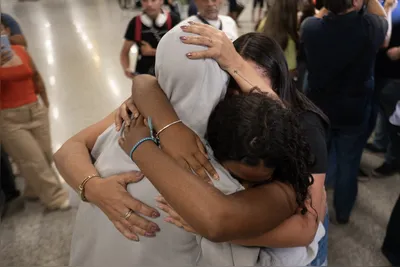 Homem deportados dos Estados Unidos é recebido por familiares no Aeroporto de Confins, em Minas Gerais: condições inaceitáveis