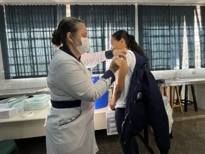 Ação começou ontem, no Colégio Estadual Carlos de Almeida: 60 mil estudantes de 76 escolas da rede estadual em Londrina podem ser beneficiados