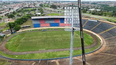 Empresa deve finalizar esta semana instalação de novas torres no Café: estrutura pesa 11 toneladas e tem 48 metros de altura