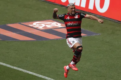 Imagem ilustrativa da imagem Arrascaeta evolui como líder no Fla e assume a 10 de Zico