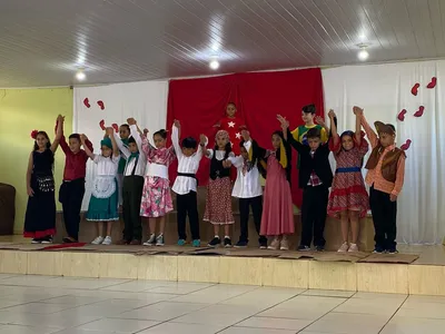 Na Escola Municipal Francisco Aquino Toledo, localizada no Distrito de São Luiz, os alunos do 3º ao 5º ano apresentaram uma dramatização do hino de Londrina, caracterizados como os imigrantes que construíram a cidade