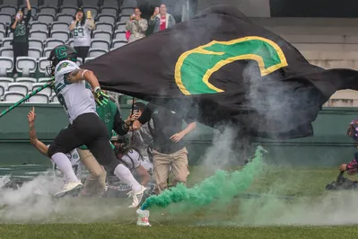 Na foto, jogadores do Coritiba Crocodiles entram em campo na partida contra Galo Futebol Americano, no estádio Couto Pereira,na final do Brasileiro de Futebol Americano 2022