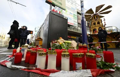 Em Magdeburgo, na Alemanha, população fez um memorial para as vítimas do atropelamento em mercado de Natal