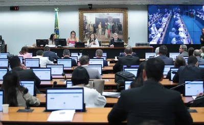 Imagem ilustrativa da imagem Avança na Câmara pacote que limita poderes de ministros do STF