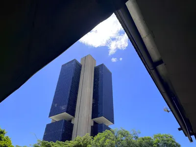 A decisão pelo aumento mais brando veio em linha com a expectativa do mercado financeiro

Criado pela Lei nº 4.595, de 1964, é uma autarquia federal, caracterizada pela ausência de vinculação a Ministério e que possui autonomia técnica, operacional, administrativa e financeira (LC 179, de 2021). Ele tem por objetivo fundamental assegurar a estabilidade de preços, além de zelar pela estabilidade e pela eficiência do sistema financeiro, suavizar as flutuações do nível de atividade econômica e fomentar o pleno emprego. 

Foto: Leonardo Sá/Agência Senado