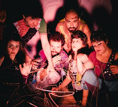 Imagem ilustrativa da imagem Banda Caburé Canela traz signos e sons ao Cabaré na Concha