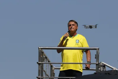 "Qualquer inocente sabe que o filho do sistema não está com suas faculdades mentais normais. Um indivíduo dominado pelo ódio, pela mentira e pela traição", afirmou Jair Bolsonaro na postagem.