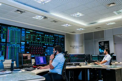 Operadores na Sala de Despacho de Carga na usina hidrelétrica de Itaipu Binacional, na fronteira entre Brasil e Paraguai