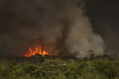 A combinação de altas temperaturas e baixa umidade, que chega a 20% em alguns locais, aumenta o risco de queimadas