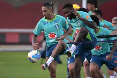 Raphinha vem sendo o principal destaque da seleção nos últimos jogos: marcou o gol de falta contra a Venezuela