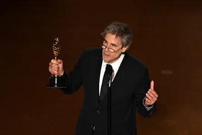 Walter Salles recebendo a estatueta na premiação do Oscar
