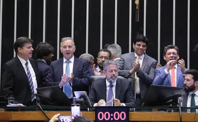 Imagem ilustrativa da imagem Câmara rejeita mudanças do Senado e aprova reforma tributária