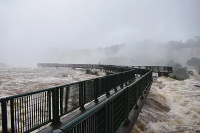 Imagem ilustrativa da imagem Cataratas têm vazão de 7 milhões de litros de água por segundo