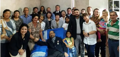 Hiroshi Kamiguchi, amigos e familiares durante a cerimônia