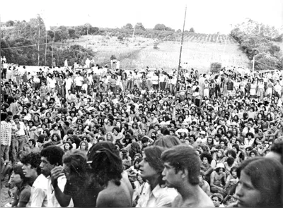 Uma multidão se concentrou em Cambé, no Norte do Paraná, para assistir a uns dos primeiros festivais de rock feitos ao ar livre no Brasil, seguindo o formato de Woodstock