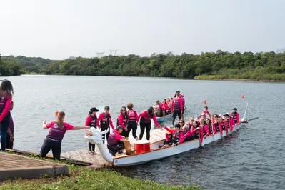 Imagem ilustrativa da imagem Com remadas e flores, Itaipu abre a programação do Outubro Rosa