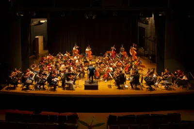Projetos sociais que reúnem músicos do Brasil e do exterior formam a orquestra que encerra o Festival de Música: um salto no aprendizado e na integração do continente latino-americano