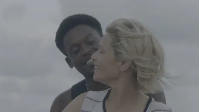 Maicon Rodrigues e Marina Foïs em "Salamandra"